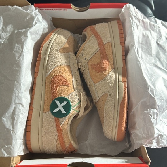 These are women’s Nike dunk, lows size 8 1/2 - Picture 5 of 6